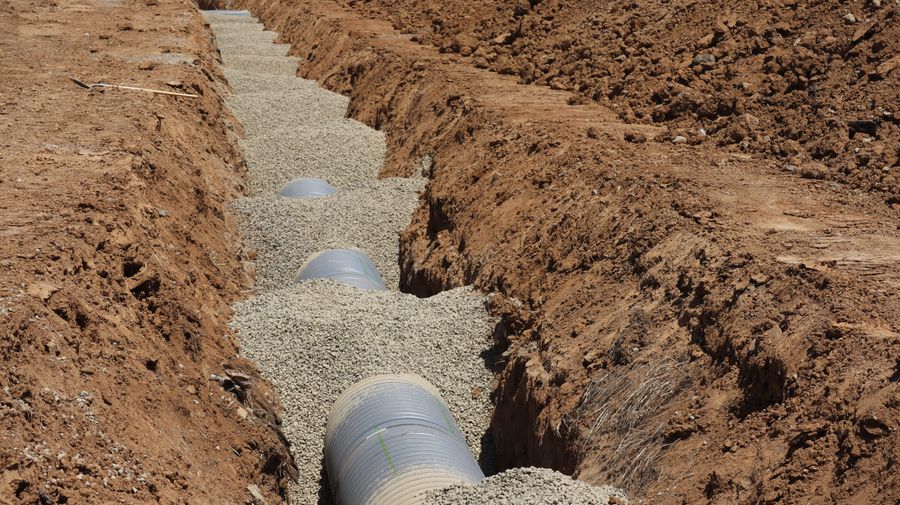 Drainage pipe installation in a trench