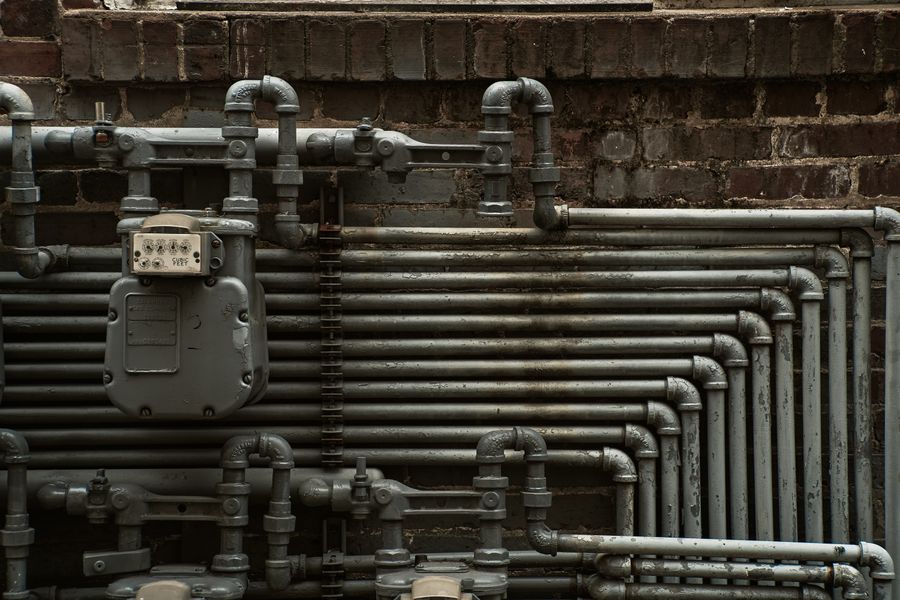 Gas meter with pipe connections